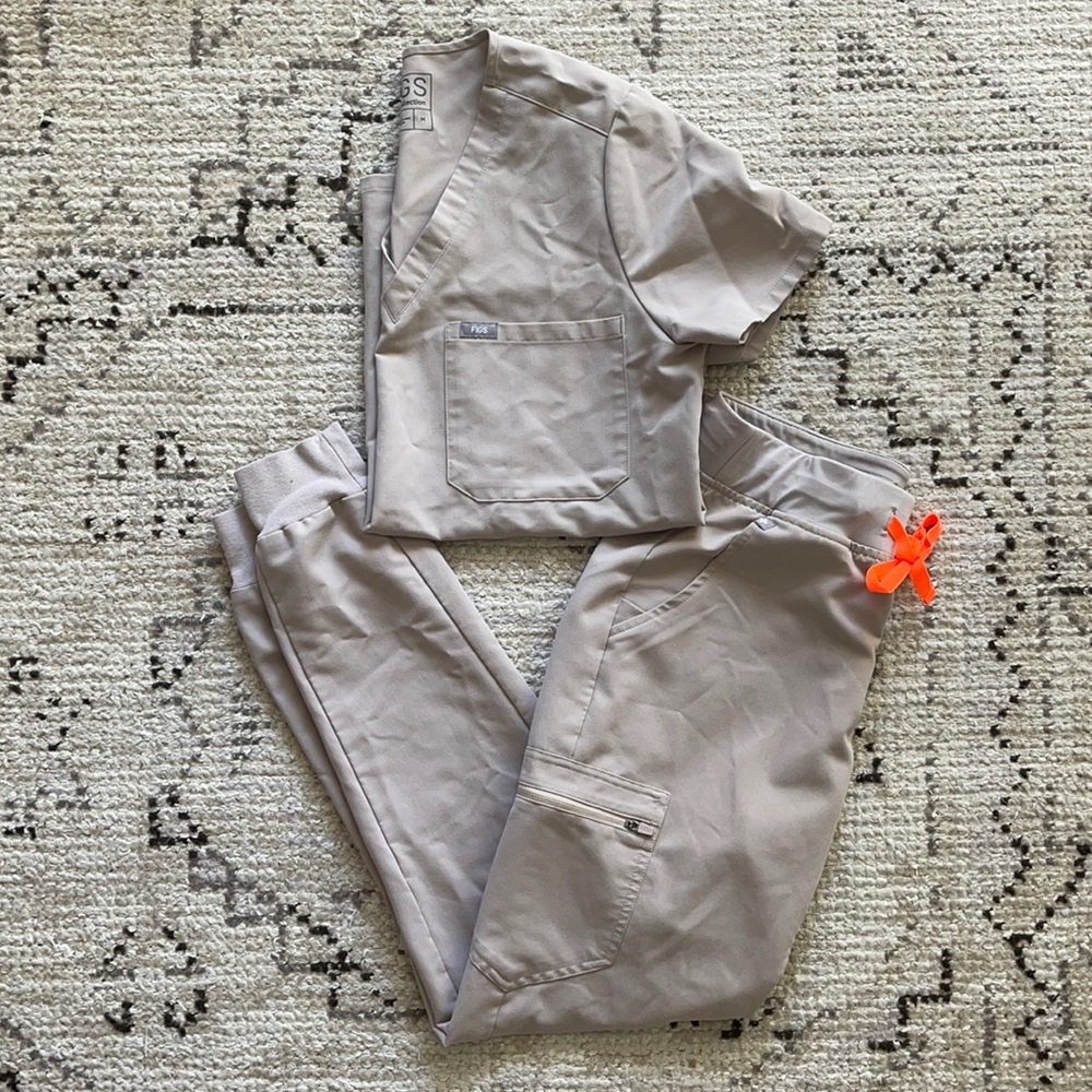 FIGS scrub set